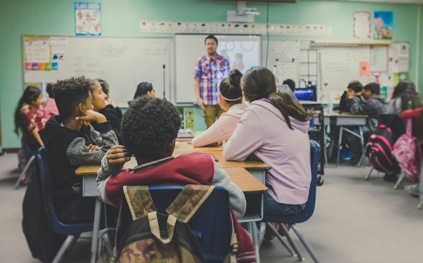 Aula escolar integrando tecnología educativa